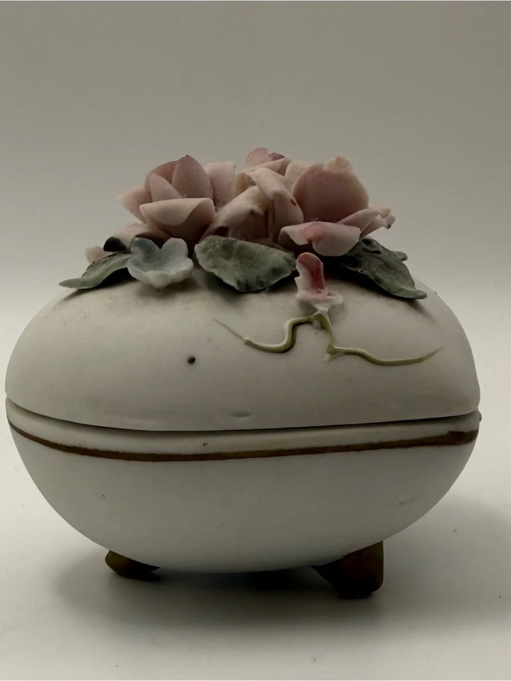 Source Unknown Porcelain Heart Box with Pastel Pink Roses and Green Leaves
